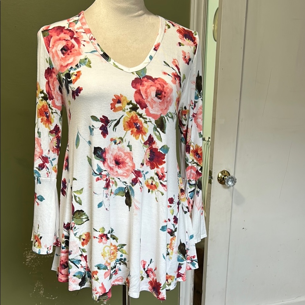 Chris & Carol White A-line Bell Sleeve Top